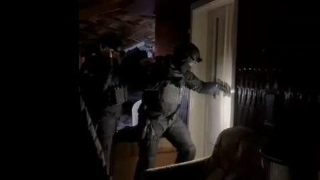 Percheziții domiciliare în Vișeu de Sus; Un pistol și droguri au fost descoperite la mai multe persoane care au făcut și alte infracțiuni