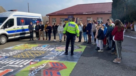 „Siguranța elevului, prioritate!”: Elevii din Ariniș și Asuaju de Sus, la discuții cu polițiștii