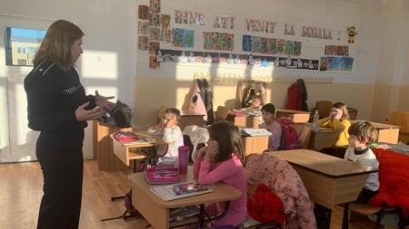 Elevi ai Școlii „Vasile Alecsandri” Baia Mare s-au întâlnit cu polițiștii în cadrul programului educativ „TEDI – Școala Siguranței”