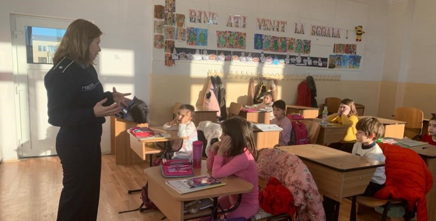 Elevi ai Școlii „Vasile Alecsandri” Baia Mare s-au întâlnit cu polițiștii în cadrul programului educativ „TEDI – Școala Siguranței”