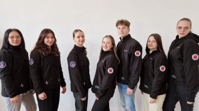 Prim ajutor în școli: Elevi din Maramureș sunt instruiți în cadrul unor ateliere speciale de maltezii voluntari, iată aici totul despre activități!