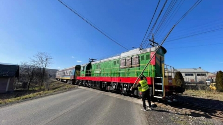 România pitorească, varianta feroviară: Calea ferată maramureșeană dă naștere la bizarerii în nordul județului! CFR și dovada extremă de abilitate!