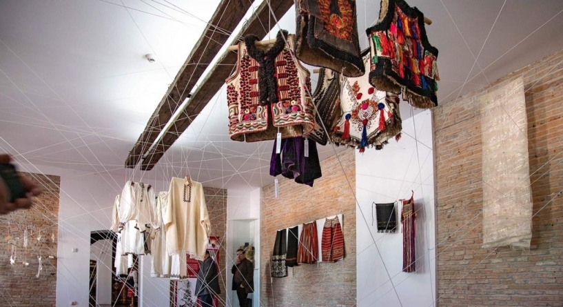 La Muzeul de Etnografie Baia Mare va fi vernisată expoziția itinerantă „Dincolo de poveste. Graiul straielor moștenite”