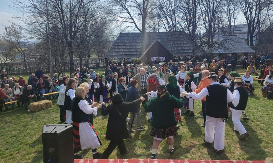 Zi specială pentru seniorii băimăreni; La Muzeul Satului a fost marcată, într-un mod inedit, Ziua Mondială a Asistenței Sociale 
