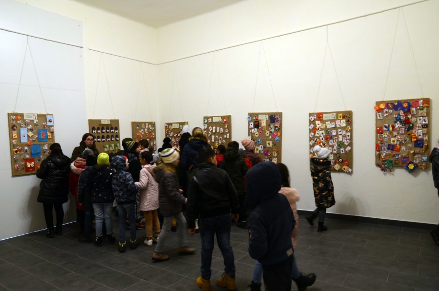 Expoziția caritabilă ”Mărțișor. Tradiție și simbol”, un succes; Banii adunați au fost donați pentru fetița rănită în explozia din Botiza