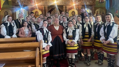 Întâlnire de suflet cu bunica din Chinteni; Corul copiilor Bisericii Ortodoxe din Ieud a cântat duminică la biserica din localitatea clujeană