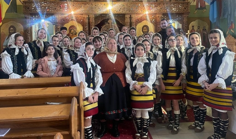 Întâlnire de suflet cu bunica din Chinteni; Corul copiilor Bisericii Ortodoxe din Ieud a cântat duminică la biserica din localitatea clujeană