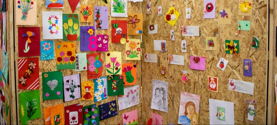 „Un zâmbet pentru mama”: Expoziție de mărțișoare la Muzeul de Etnografie din Baia Mare