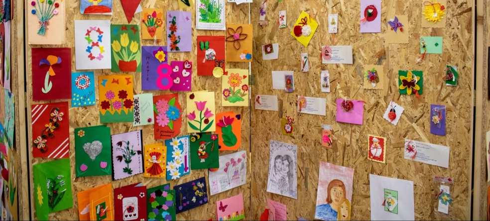 „Un zâmbet pentru mama”: Expoziție de mărțișoare la Muzeul de Etnografie din Baia Mare