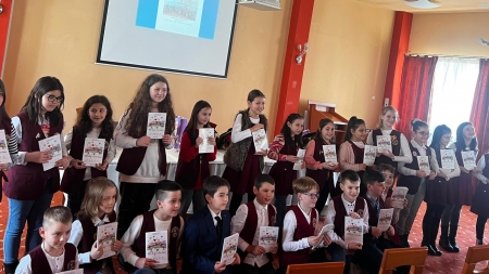 Elevii clasei a III-a A Step by Step de la Școala „Nicolae Iorga” Baia Mare au lansat cartea „100 de fire de iubire”