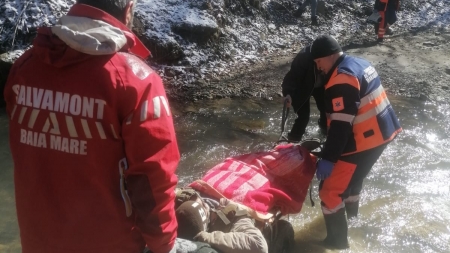 A fost nevoie de intervenția Salvamont într-o zonă greu accesibilă din Vișeu de Jos, pentru a salva un bărbat căruia îi era rău
