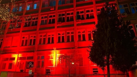 Spitalul TBC Baia Mare iluminat în roșu pentru a celebra Ziua Mondială de luptă împotriva tuberculozei