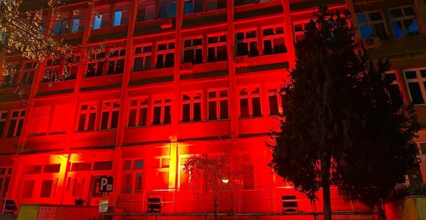 Spitalul TBC Baia Mare iluminat în roșu pentru a celebra Ziua Mondială de luptă împotriva tuberculozei