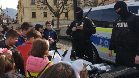E Ziua Poliţiei Române; Sute de copii au participat, în Baia Mare, la Ziua Porților Deschise, eveniment organizat cu acest prilej