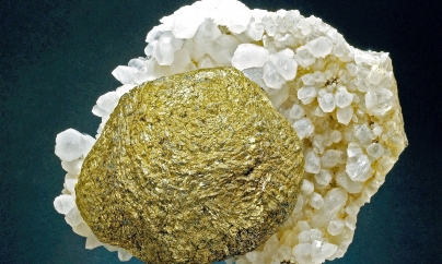 Marcasită, cuarţ din Mina Cavnic este exponatul săptămânii la Muzeul de Mineralogie din Baia Mare