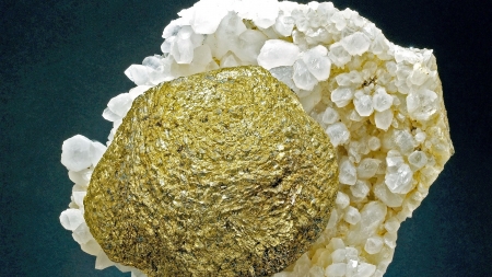 Marcasită, cuarţ din Mina Cavnic este exponatul săptămânii la Muzeul de Mineralogie din Baia Mare