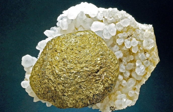 Marcasită, cuarţ din Mina Cavnic este exponatul săptămânii la Muzeul de Mineralogie din Baia Mare