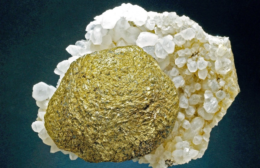 Marcasită, cuarţ din Mina Cavnic este exponatul săptămânii la Muzeul de Mineralogie din Baia Mare