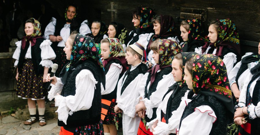 Concert de pricesne și cântece religioase în Muzeul Satului Maramureșan din Sighetu Marmației
