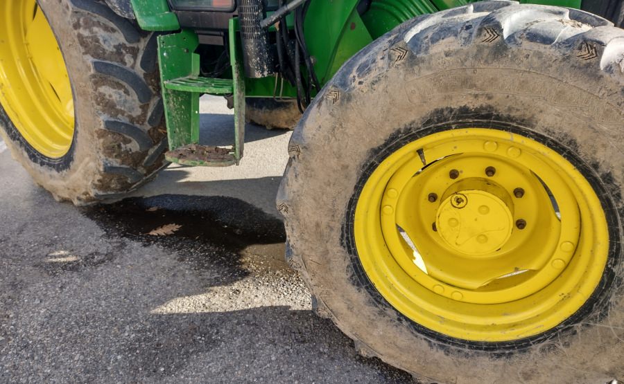 Un maramureșean de 70 de ani, cu alcoolemie la bord, a făcut accident cu tractorul