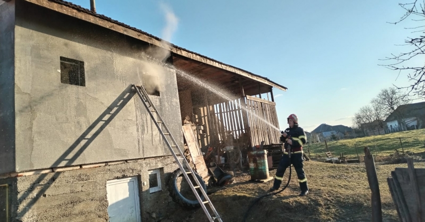 Mireșu Mare: Femeie de 72 de ani intoxicată cu fum în urma unui incendiu