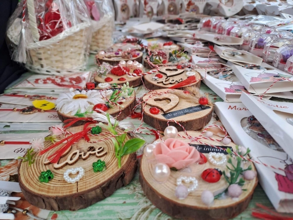 Mică întâmplare cu mărțișoare: Producătorii din Maramureș au reușit să impună în dorința băimărenilor, voința achiziționării de daruri de calitate!