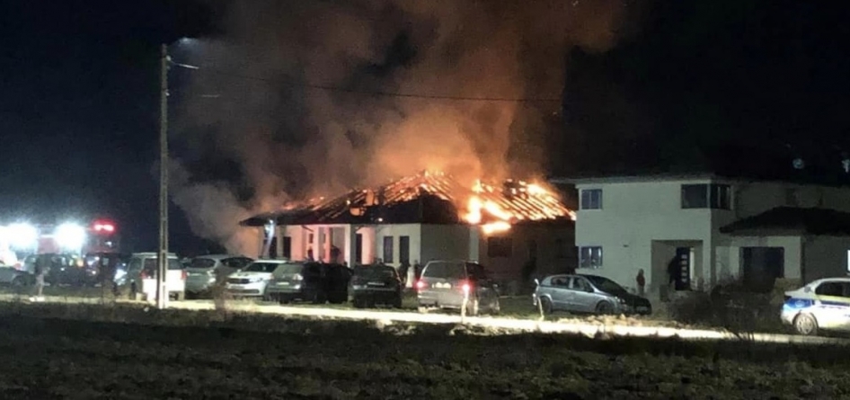 Un apel la solidaritate în comunitatea maramureșeană: O familie are nevoie de sprijinul nostru! Le-au ars casa; sunt trei copilași și părinții!