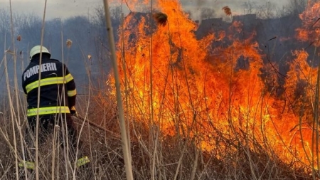 Weekend cu 14 incendii în Maramureș; A rezultat o victimă și multe pagube materiale