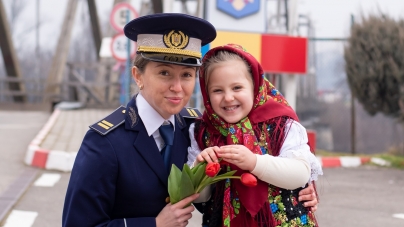 Mama este un dar: Anastasia, o fetiță din Maramureș, a adus azi mamei fericire, la jobul ei, la Frontieră! „Sunt o mamă fericită”, arată polițista!