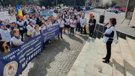 Aproximativ 300 de membri ai Sindicatului Liber din Învățământ au protestat vineri în Baia Mare