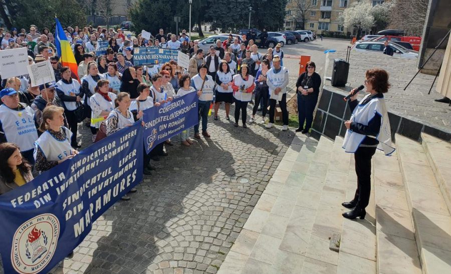 Aproximativ 300 de membri ai Sindicatului Liber din Învățământ au protestat vineri în Baia Mare