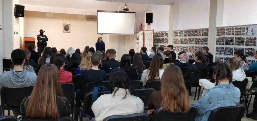 Peste 400 de elevi băimăreni au aflat de la polițiști ce implică această meserie