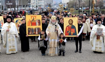PS Părinte Iustin, Episcopul Ortodox al Maramureșului și Sătmarului, a înconjurat azi Catedrala Episcopală, alături de enoriași cu icoane sfințite!