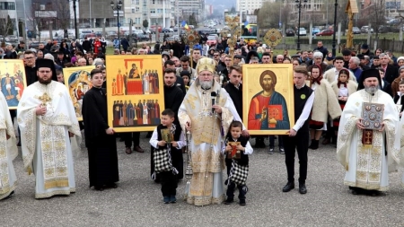 PS Părinte Iustin, Episcopul Ortodox al Maramureșului și Sătmarului, a înconjurat azi Catedrala Episcopală, alături de enoriași cu icoane sfințite!