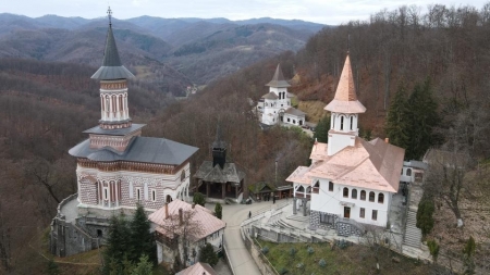 Care e programul liturgic în duminica a cincea din Postul Paștilor la Mănăstirea Rohia