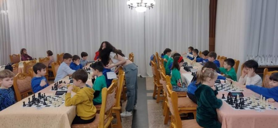 Pledoarie frumoasă pentru sportul minții din Maramureș: Mulți copii au participat la festivalul special, de șah, organizat în Baia Mare în weekend!