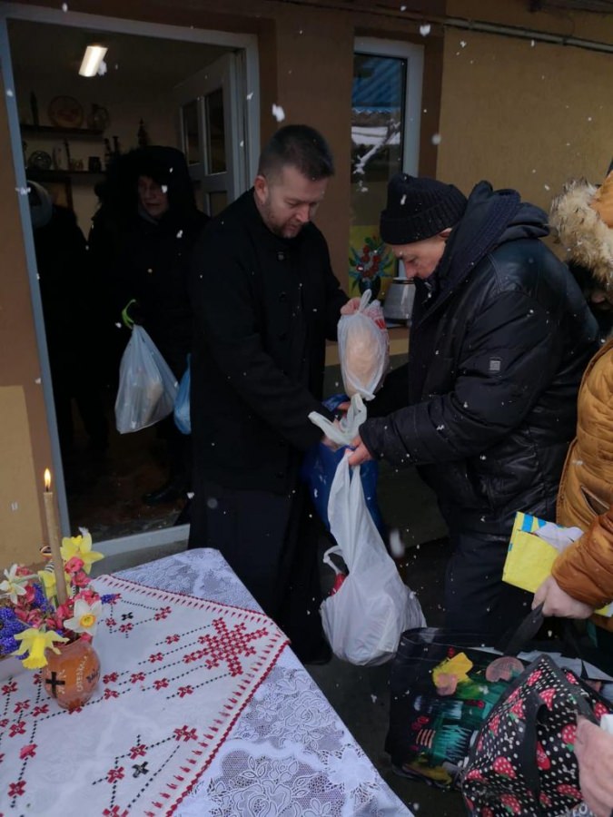 În prag de sărbători: 250 de familii ajutate cu alimente de Asociația Femeilor Ortodoxe „Mironosițele Femei” din Baia Mare