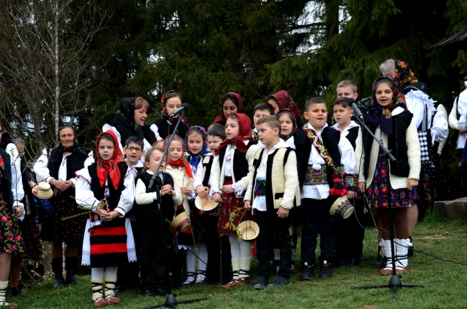 Concert de pricesne și cântece religioase în Muzeul Satului Maramureșan din Sighetu Marmației
