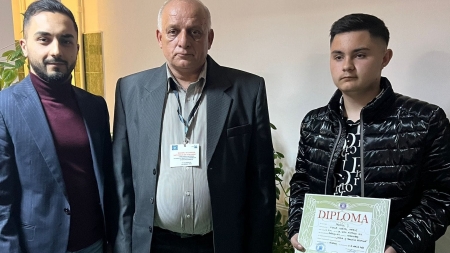 Un elev de la Școala Gimnazială Finteușu Mic, premiul III la etapa națională a Olimpiadei naționale de „Istoria și tradițiile rromilor”