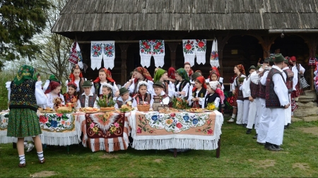 „Paști în Maramureș”: Muzeul Satului din Sighetu Marmației a îmbrăcat straie de sărbătoare, găzduind un eveniment cu tradiție