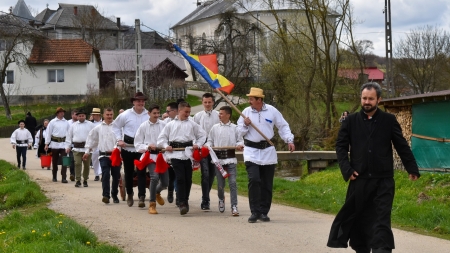 „Căruțul de la Cufoaia”: În localitatea maramureșeană s-a desfășurat un obicei de primăvară, consacrat celui mai harnic plugar