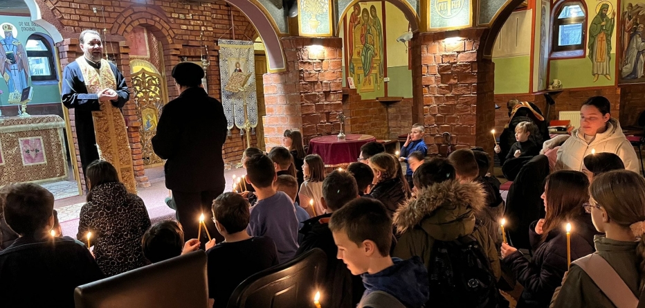 Tainele Sfinte, mai aproape de tinerii băimăreni: Biserica ortodoxă care împreună cu unitățile școlare aduce peste o mie de copilași lângă Hristos!