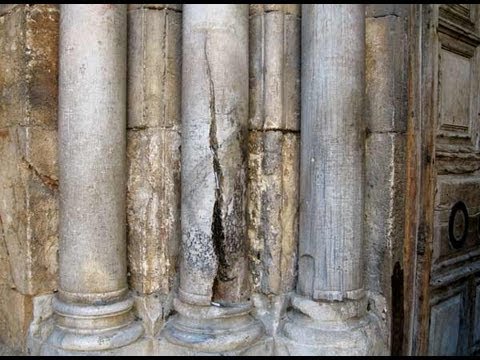 Coloana despicată de Sfânta Lumină în 1579!