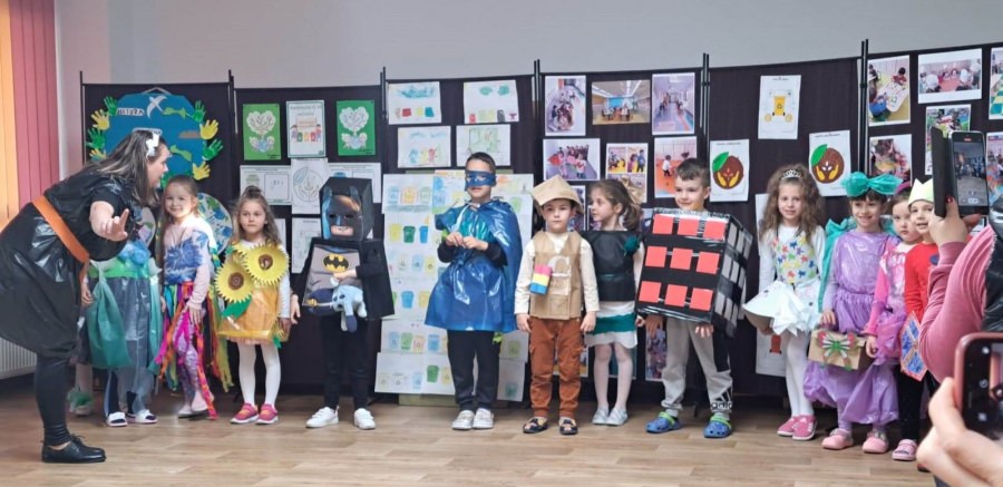 Costume realizate din materiale reciclabile în Maramureș!