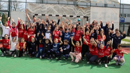 Sportul are un viitor: Sărbătoare în „familia de handbaliști” din Fărcașa la aniversarea frumoasă de un an de la înființare! O activitate cu copii!