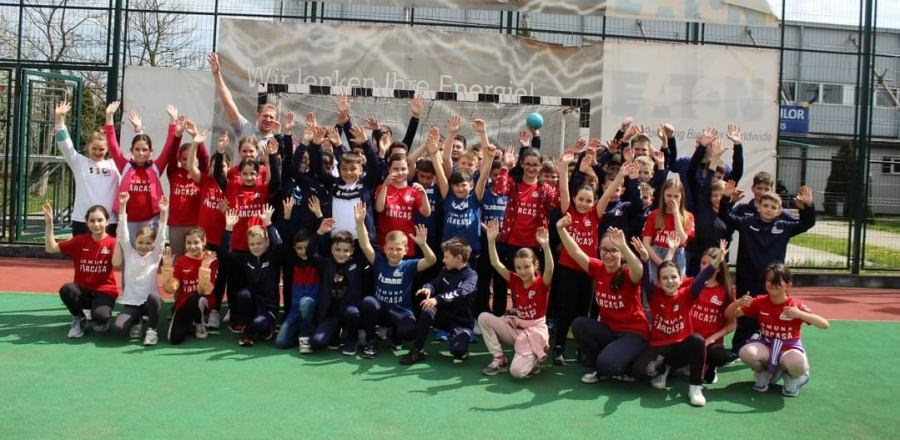 Sportul are un viitor: Sărbătoare în „familia de handbaliști” din Fărcașa la aniversarea frumoasă de un an de la înființare! O activitate cu copii!
