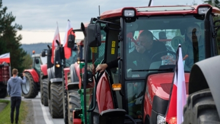 Aproape 7.000 de fermieri protestează în ţară faţă de politicile comunităţii europene; 400 de agricultori aşteptaţi în Capitală