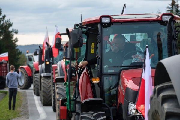Aproape 7.000 de fermieri protestează în ţară faţă de politicile comunităţii europene; 400 de agricultori aşteptaţi în Capitală