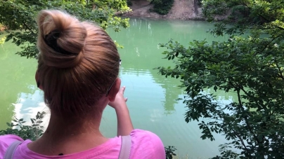 Frumusețile de la noi: Lacul Albastru, minunăția din Maramureș care atrage pe bună dreptate mii de turiști anual în apropiere de orașul Baia Sprie!