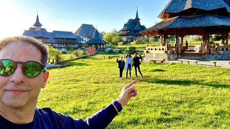 În minivacanța de acum: Dan Negru, fascinat de bisericile și peisajele din ținutul Maramureșului! Despre bucuria vacanțelor, cum învățăm fericirea!